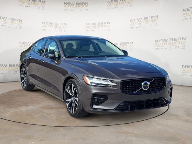 2024 Volvo S60 B5 Plus Dark Theme
