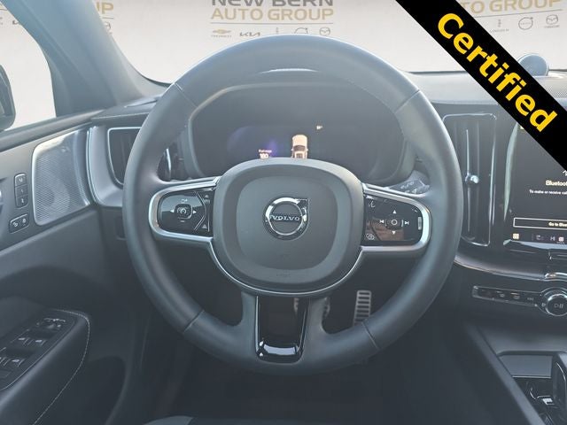 2022 Volvo XC60 B6 R-Design