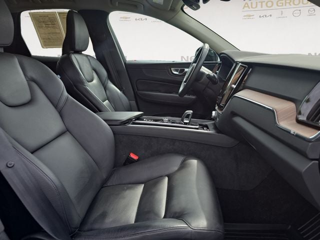 2023 Volvo XC60 B5 Plus Dark Theme