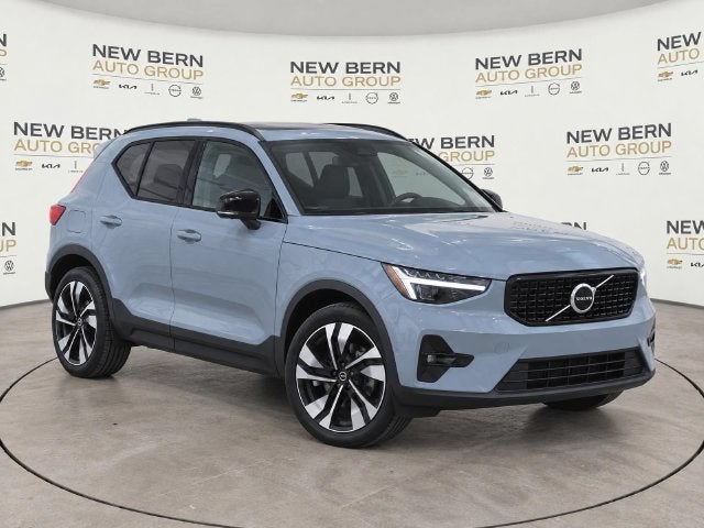 2025 Volvo XC40 B5 Ultra Dark Theme