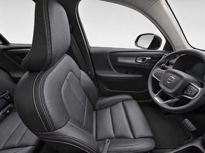 2025 Volvo XC40 B5 Ultra Dark Theme