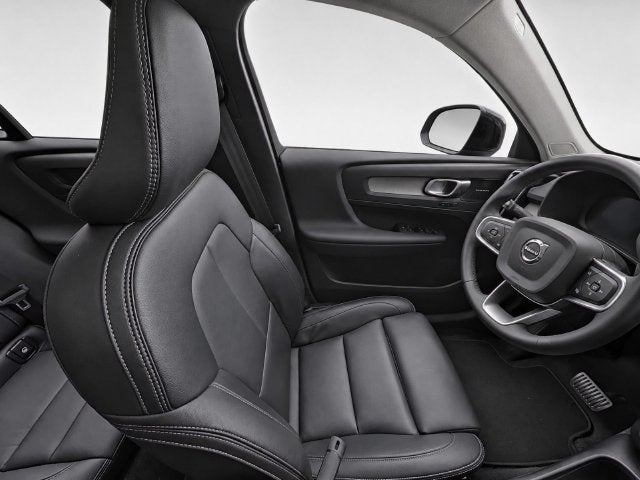 2025 Volvo XC40 B5 Ultra Dark Theme