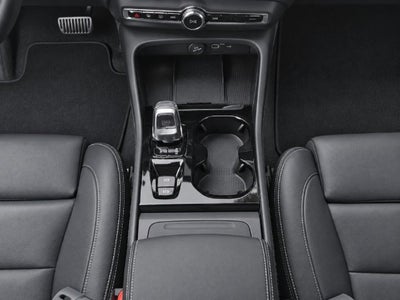 2025 Volvo XC40 B5 Ultra Dark Theme