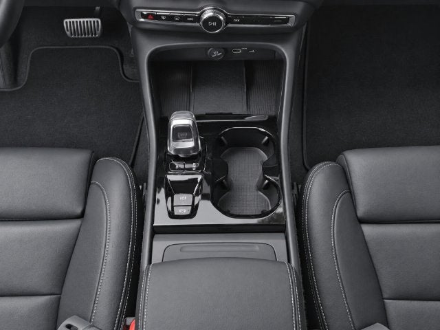 2025 Volvo XC40 B5 Ultra Dark Theme