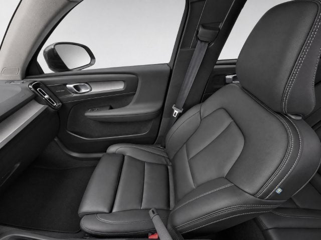 2025 Volvo XC40 B5 Ultra Dark Theme