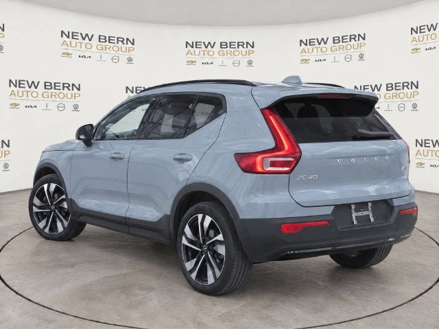 2025 Volvo XC40 B5 Ultra Dark Theme