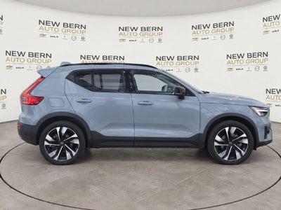 2025 Volvo XC40 B5 Ultra Dark Theme