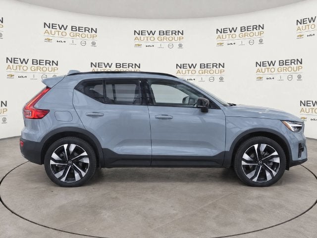 2025 Volvo XC40 B5 Ultra Dark Theme