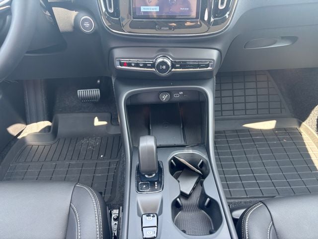 2025 Volvo XC40 B5 Core